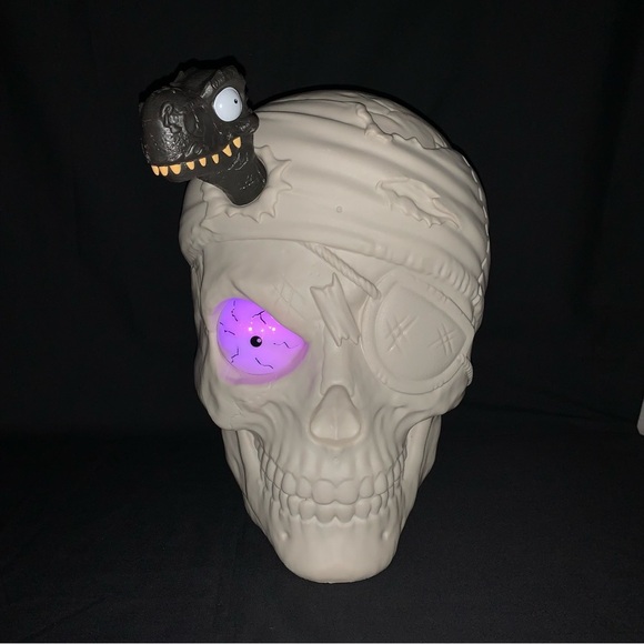 ZURU Other - Giant 12” Pirate Zuru Smasher Skull Eye Ball Lights Up W/ Sound